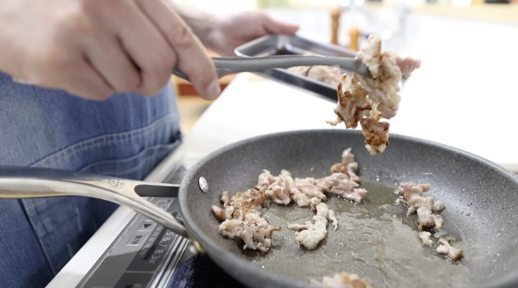肉じゃが 豚こまを裏返して取り出す