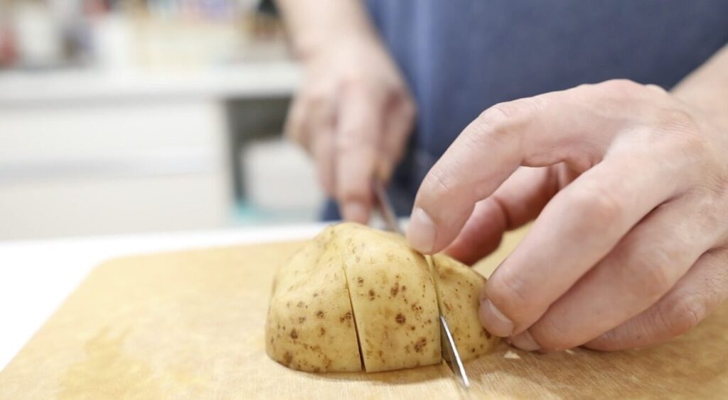 肉じゃが じゃが芋・人参・玉ねぎを切る