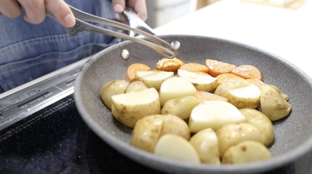 肉じゃが じゃが芋と人参に焼き色をつける
