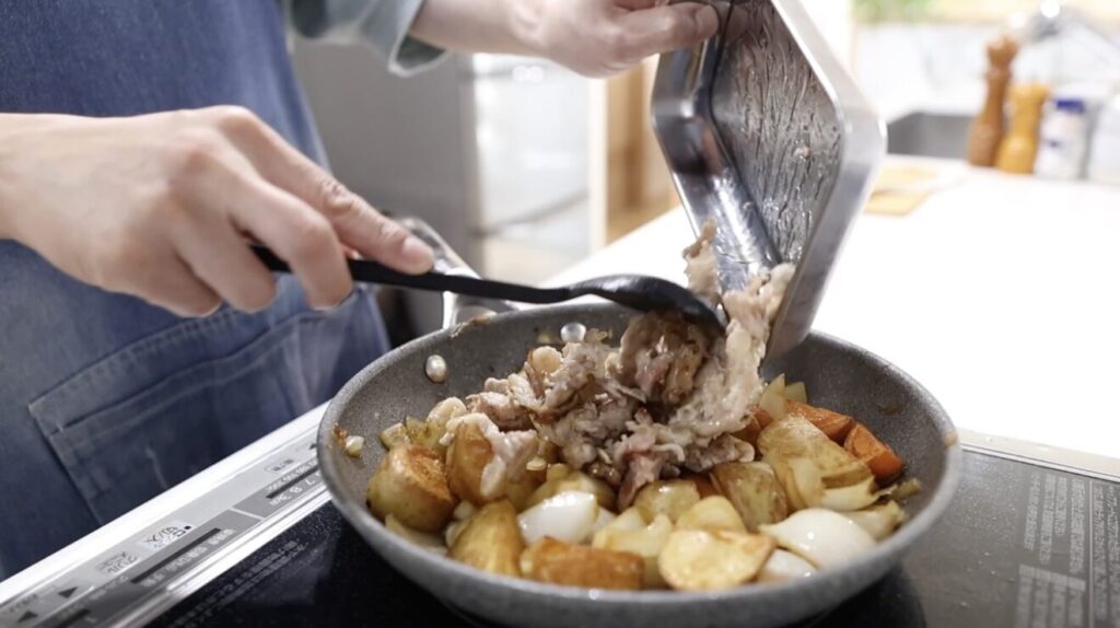 肉じゃが 醤油とみりんを絡めて肉を戻す