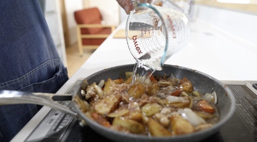 肉じゃが 水とかつお節を入れる