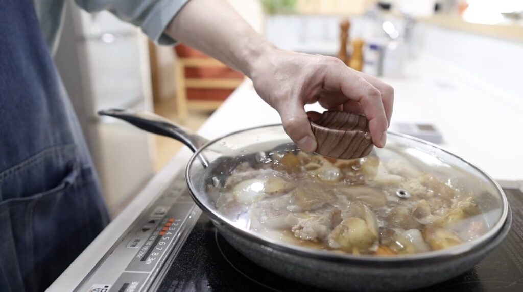 肉じゃが 蓋をして15分煮る