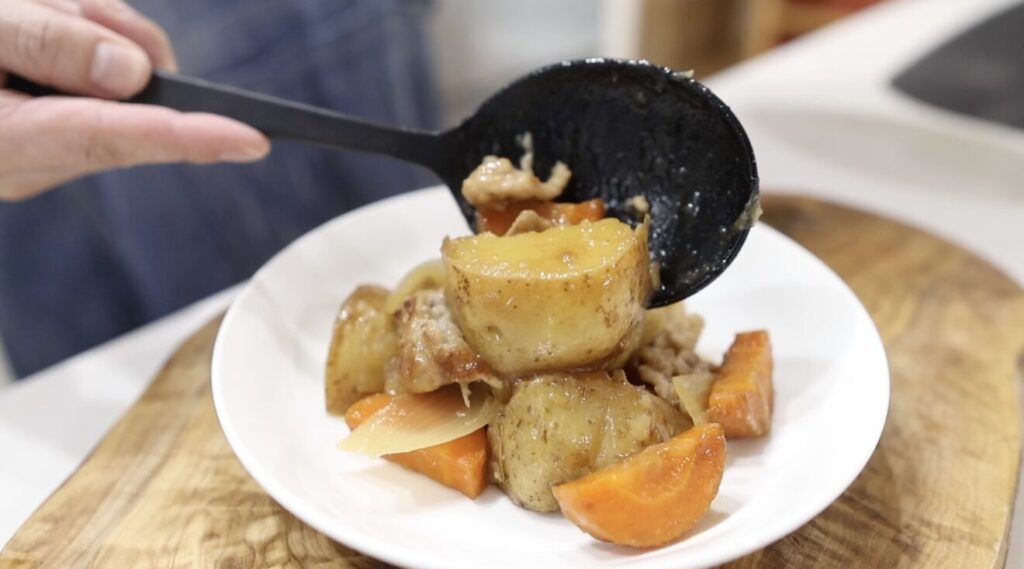 肉じゃが 器に盛って完成