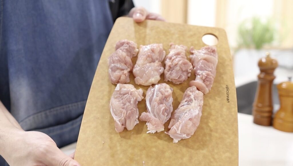 鶏の味噌鍋 鶏ももを叩いて一口大に切る