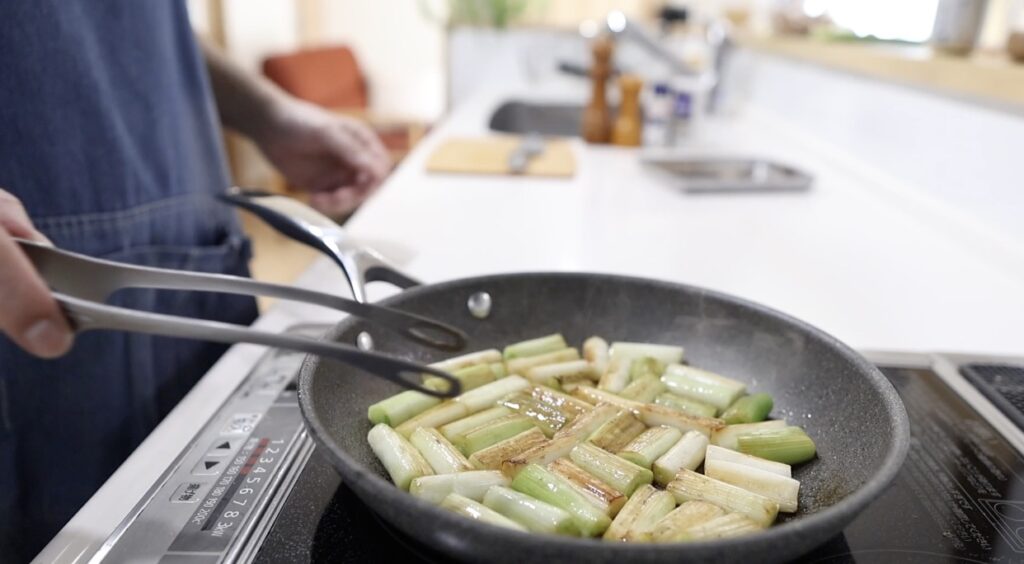 鶏の味噌鍋 フライパンにごま油と長ねぎを入れる