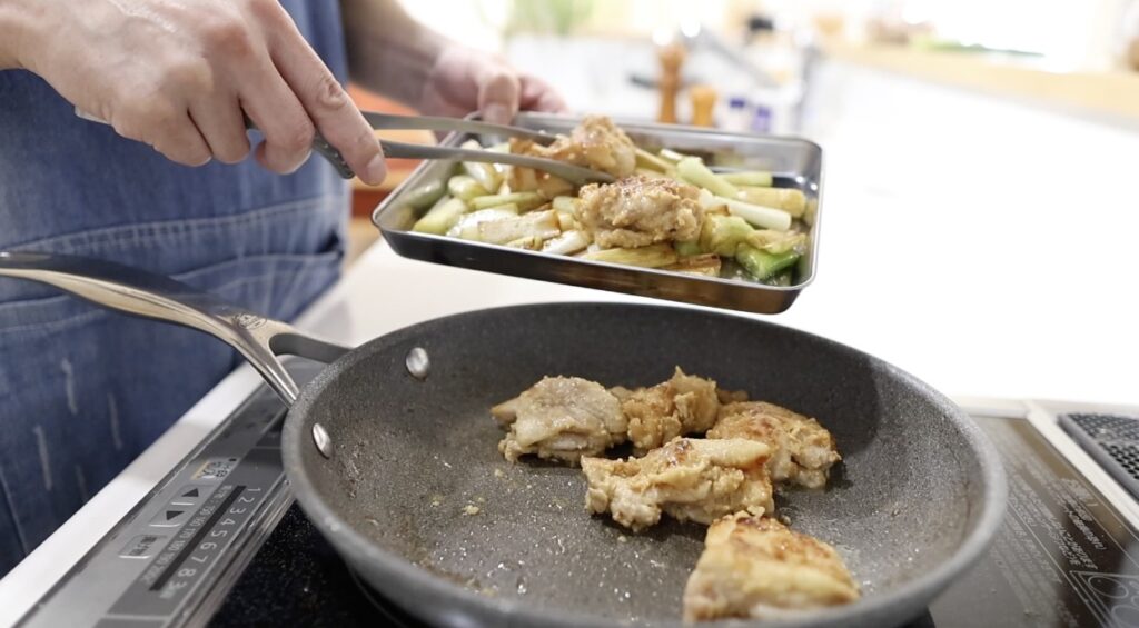 鶏の味噌鍋 鶏ももを焼いて取り出す