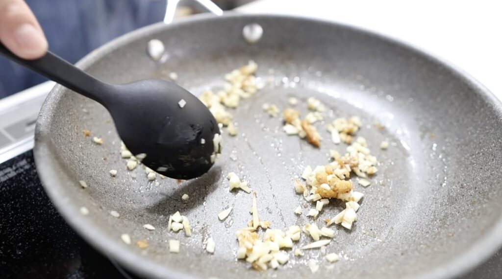 鶏の味噌鍋 にんにくと生姜を炒める
