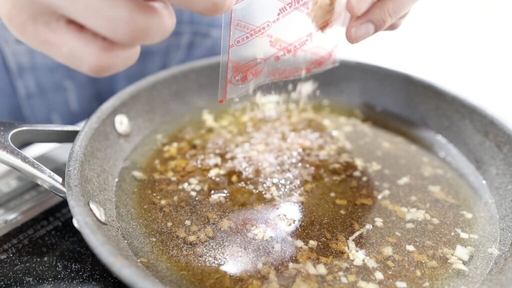 鶏の味噌鍋 煮汁を入れて鶏ももと長ねぎを戻す