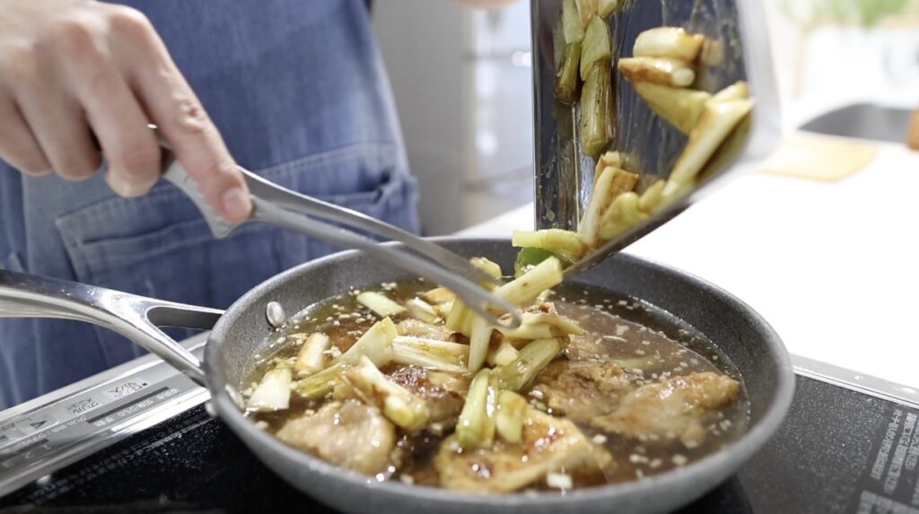 鶏の味噌鍋 煮汁を入れて鶏ももと長ねぎを戻す