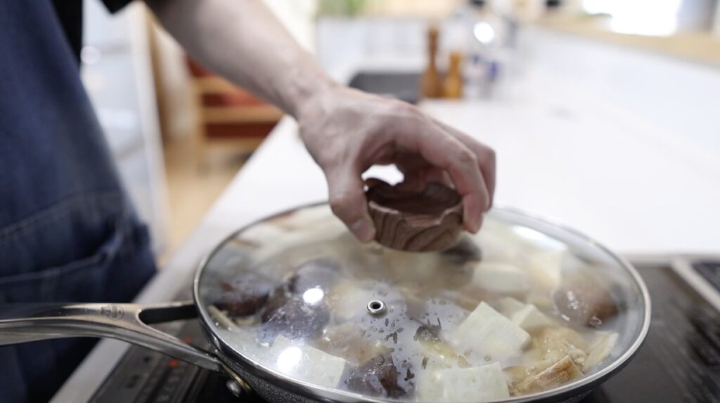 鶏の味噌鍋 蓋をして煮る