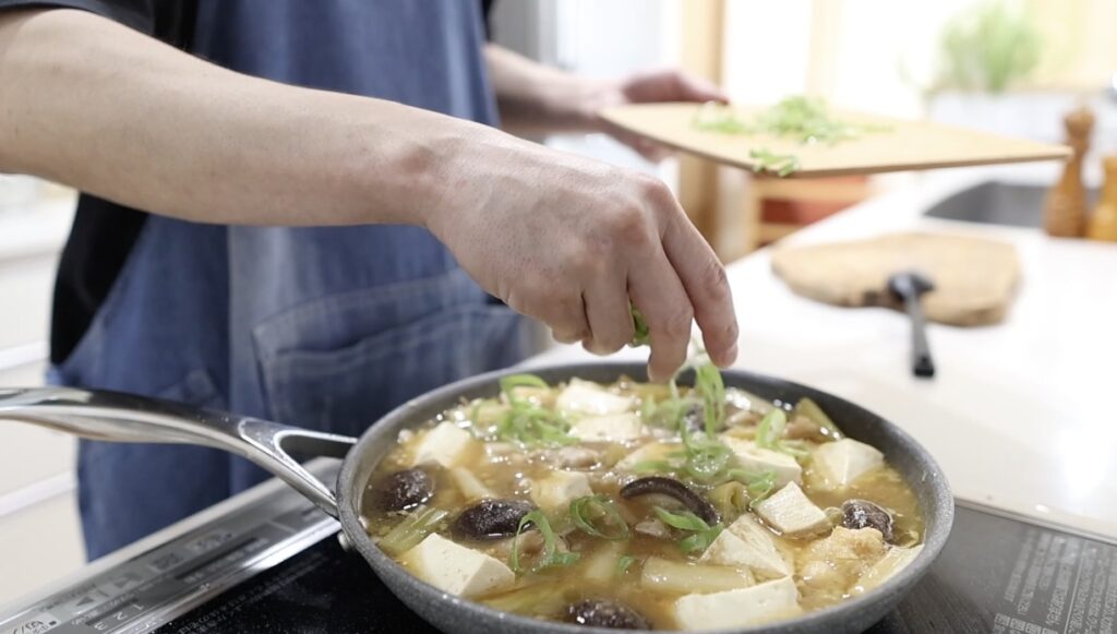 鶏の味噌鍋 ねぎの青い部分を入れて完成