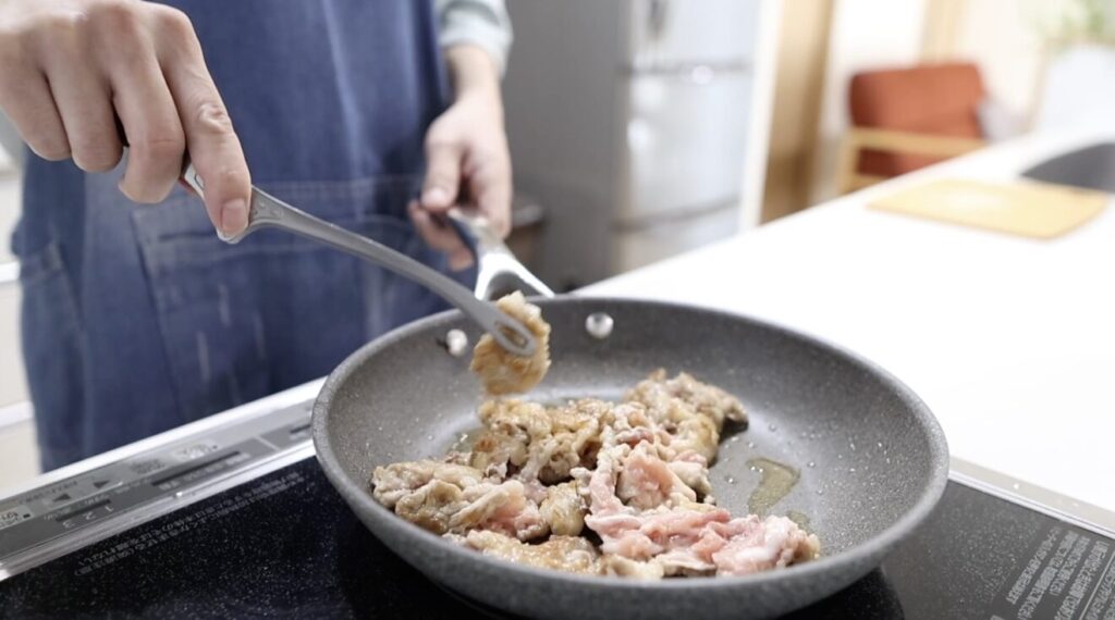肉豆腐 豚こまの表面だけ焼いて取り出す