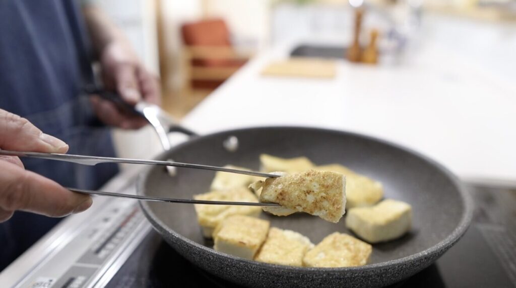 肉豆腐 豆腐を薄っすらキツネ色に焼く