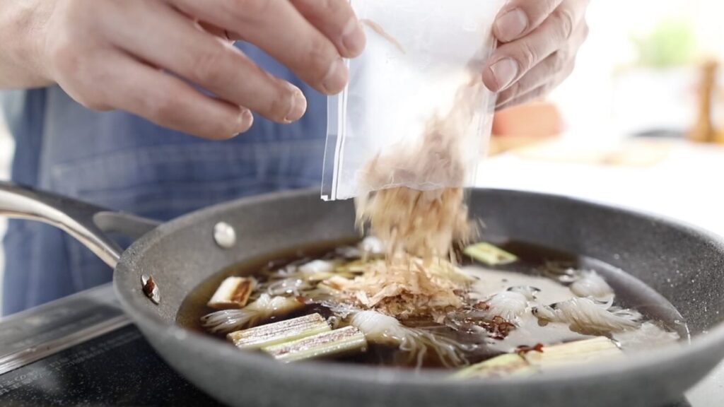 肉豆腐 煮汁の材料を入れる