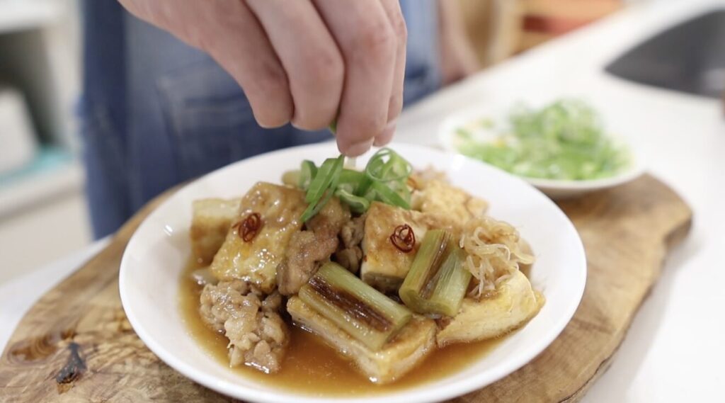 肉豆腐 長ねぎの青い部分を散らして完成