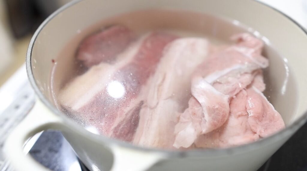牛すじ大根 牛すじを鍋に入れて下茹でする