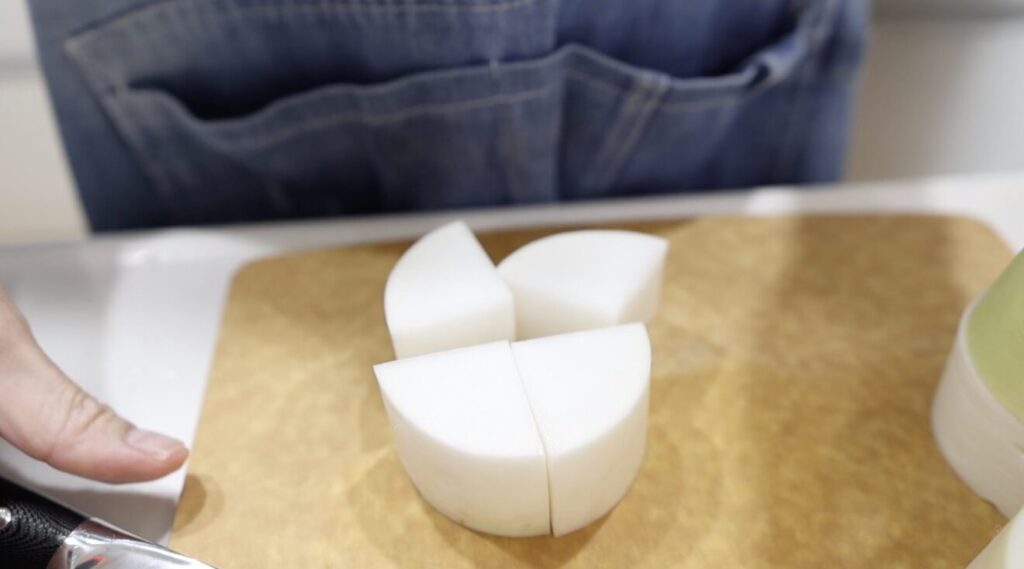 牛すじ大根 大根を皮付きのままいちょう切りにする