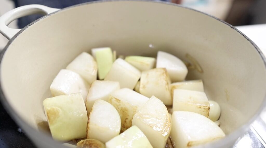 牛すじ大根 にんにく・生姜・大根をごま油で炒める