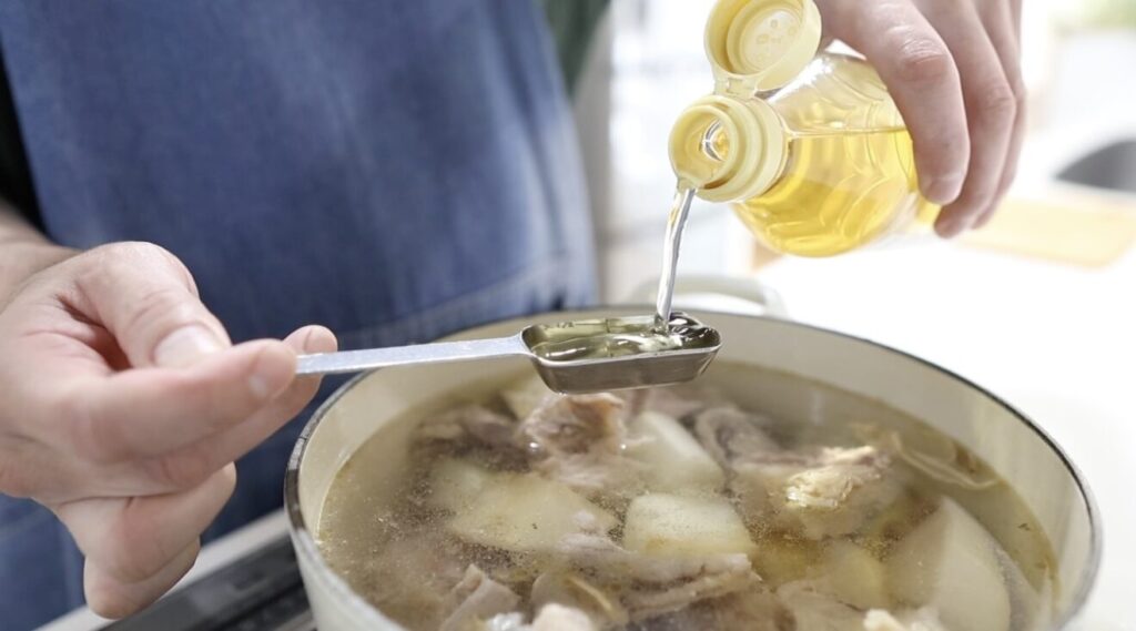 牛すじ大根 水と酢を入れて煮る