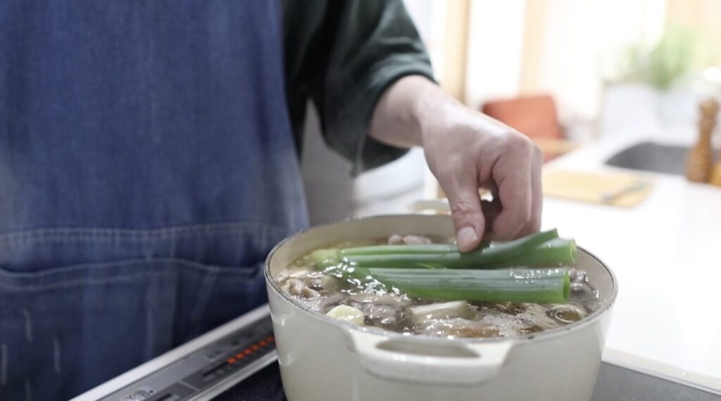 牛すじ大根 ペーパーをかぶせてコトコト煮る