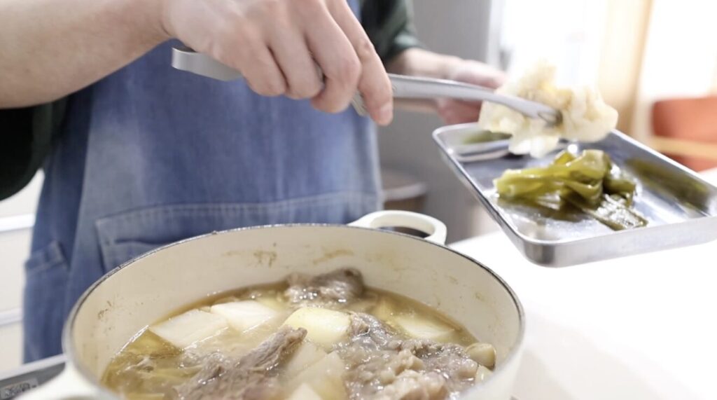 牛すじ大根 調味料を入れる