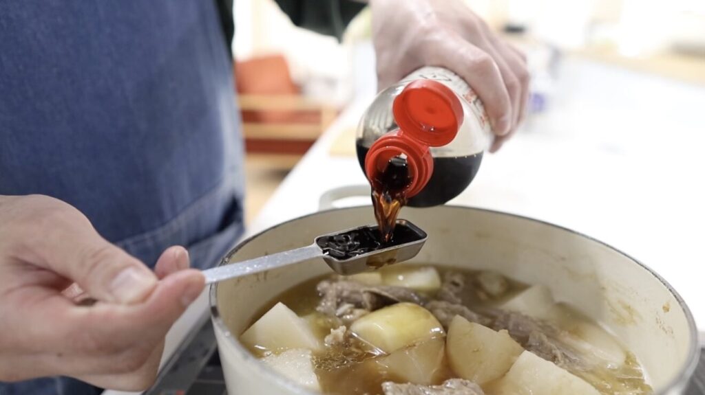 牛すじ大根 調味料を入れて30分煮る