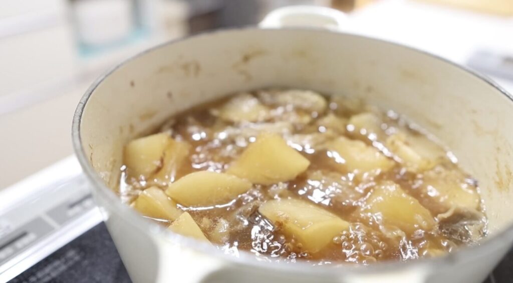 牛すじ大根 味をみて煮詰める