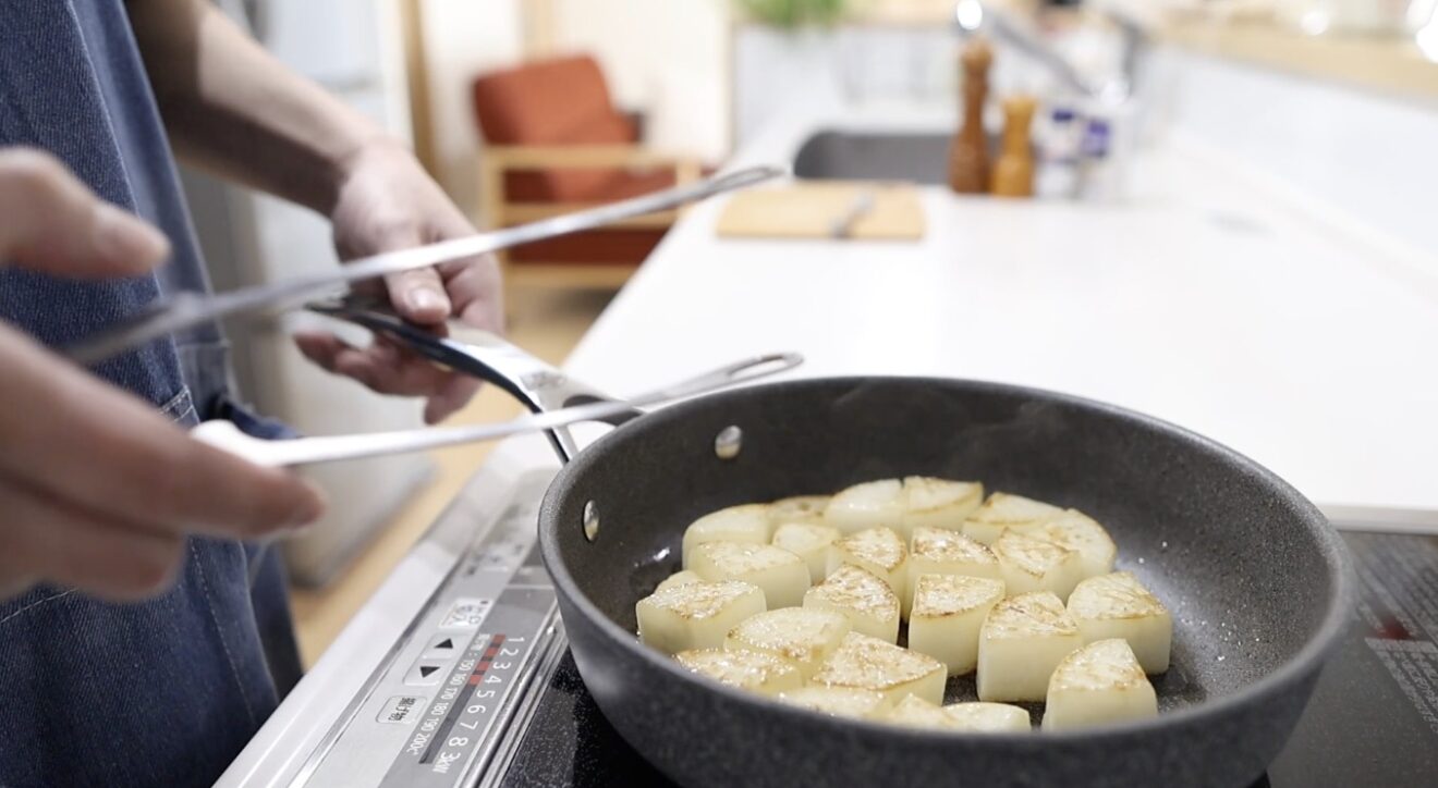 手羽大根 ごま油で大根の両面に焼き色をつける