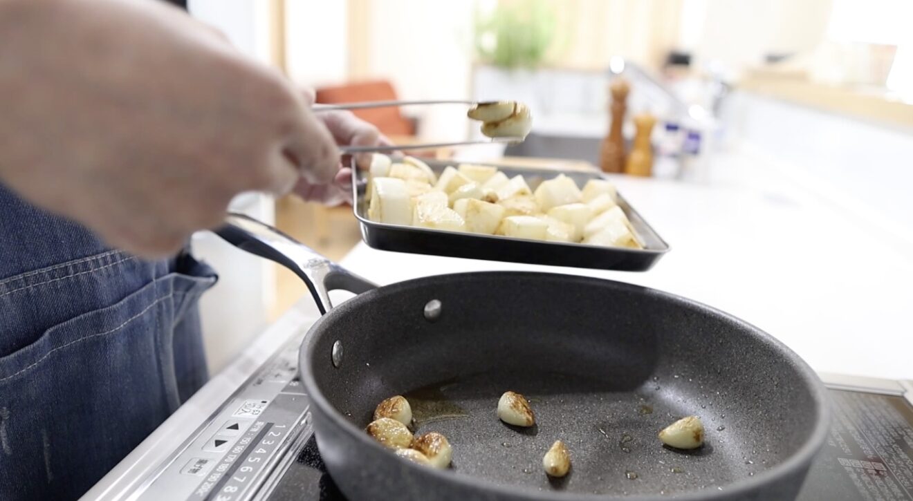 手羽大根 にんにくの表面に焼き色をつける