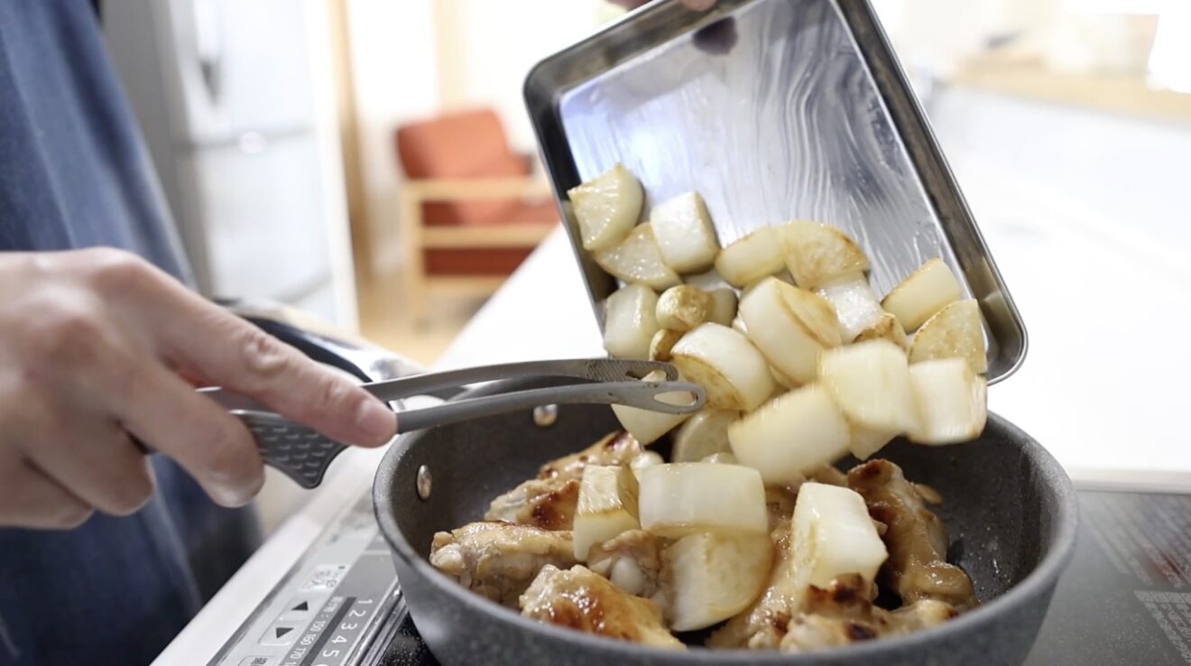 手羽大根 大根とにんにくを戻し入れる