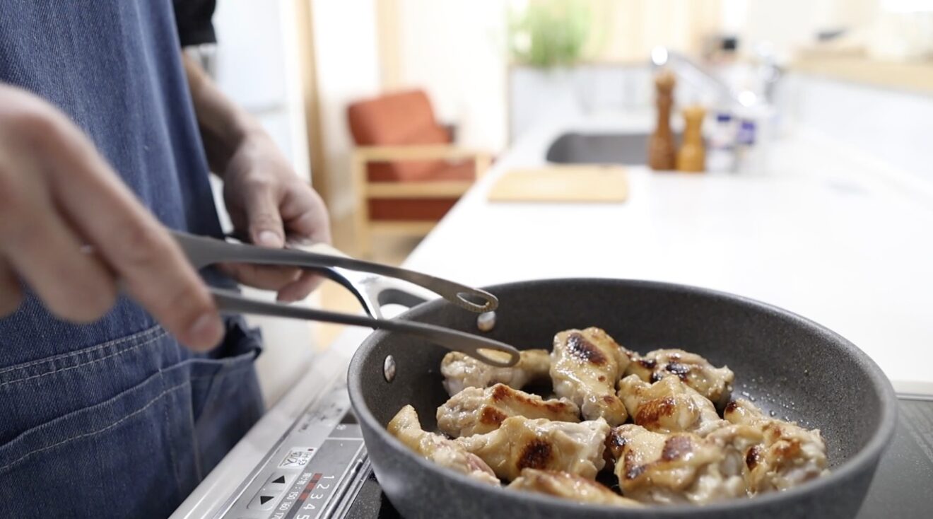 手羽大根 手羽元の両面に焼き色をつける