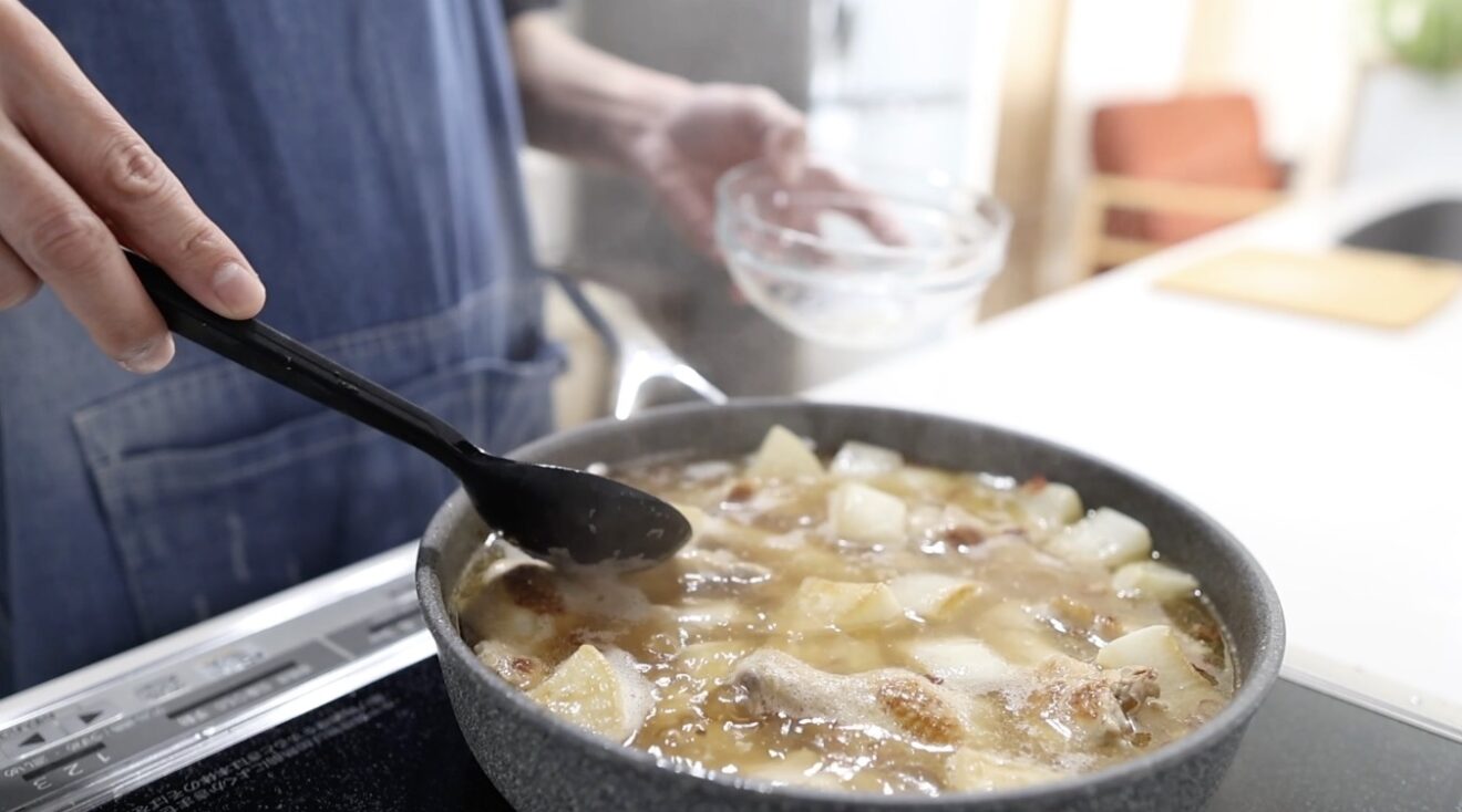 手羽大根 煮汁を入れて沸騰したらアクを取る